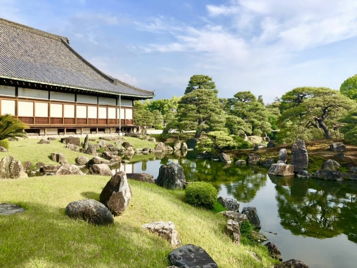 Les deux bâtiments sont entourés d’un beau jardin.