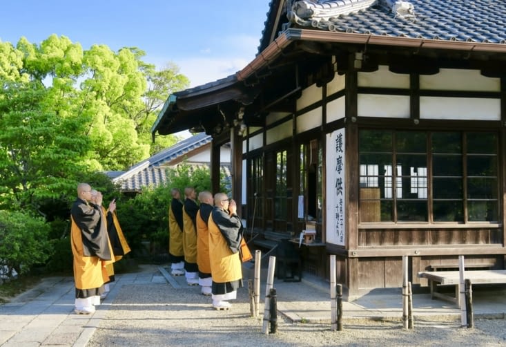 Les moines se déplacent de temple en temple,