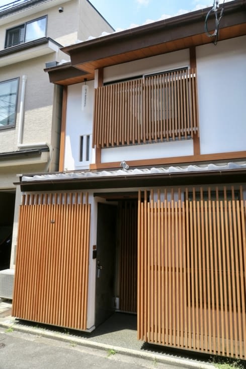 Notre maison, sur 2 niveaux, est située dans une ruelle près du centre.