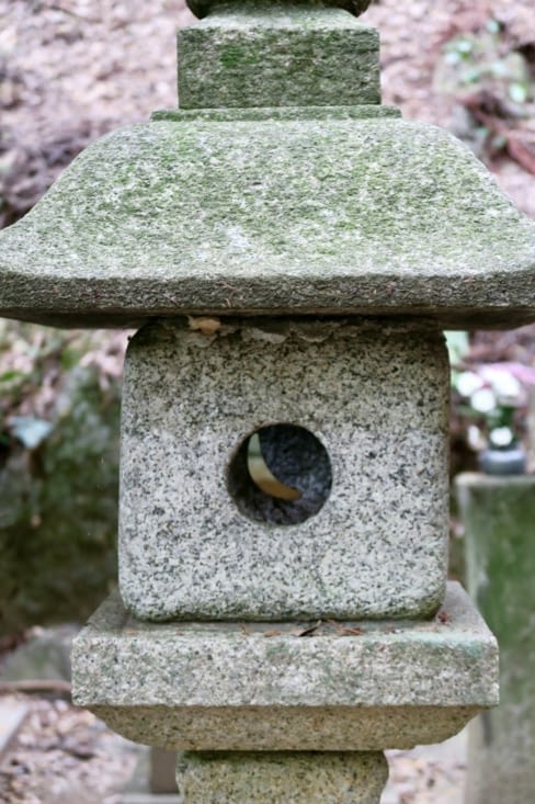 Un « toro », une lanterne en pierre,