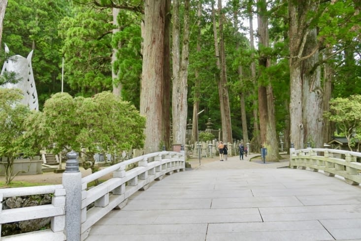 Le pont qui marque l’entrée dans le site sacré.