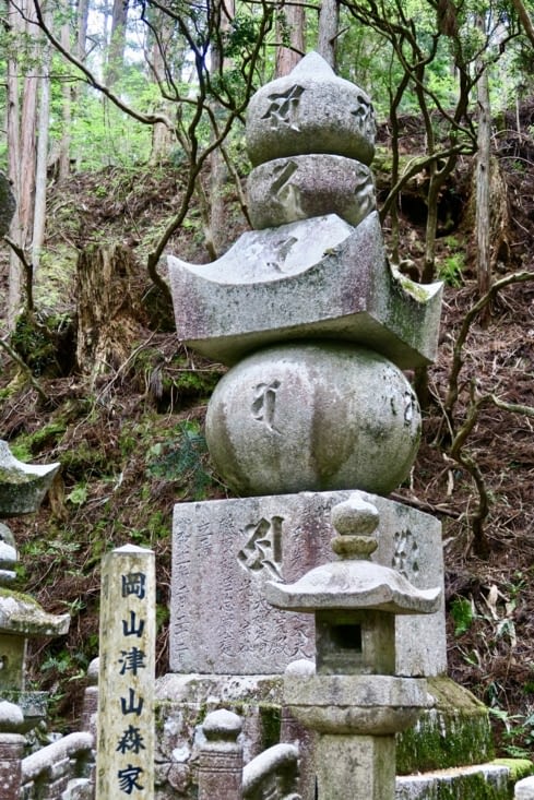 Partout, des stèles en pierre qui sont en fait des « gorinto »,