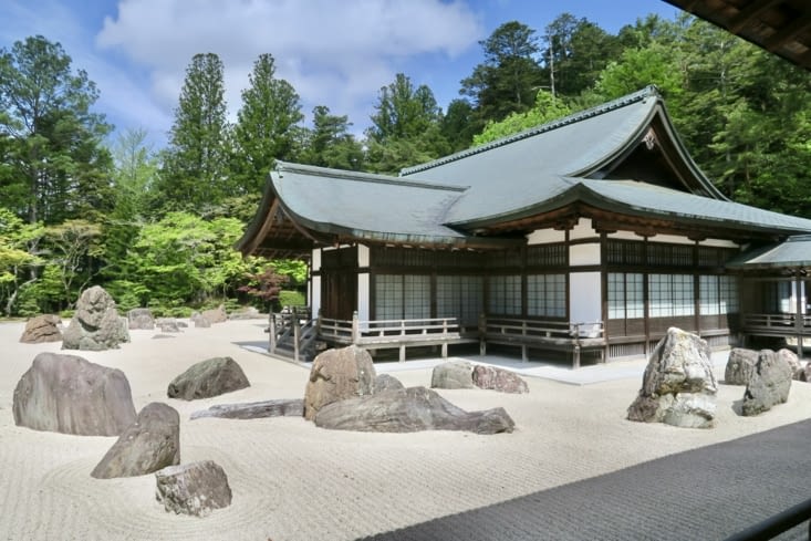 Le jardin, dont la composition de 140 blocs de granit...