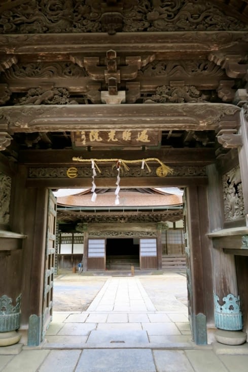 Les rues du Koyasan sont très fréquentées, mais quand on franchit cette porte,