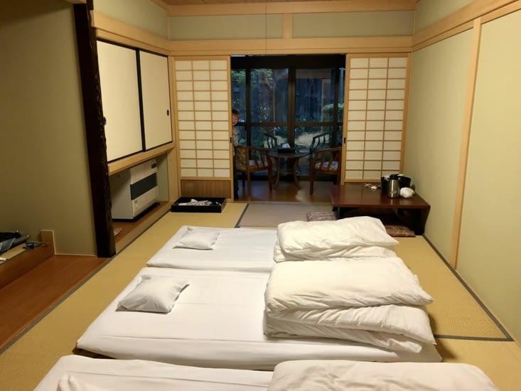 Retour dans la chambre, qui est passée en version « nuit » pendant notre absence.