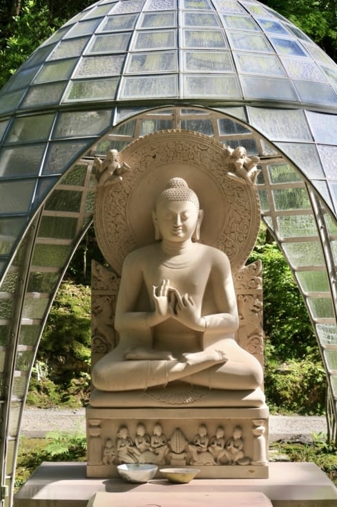 ... et cette belle sculpture de Bouddha a l’air encore plus récente !