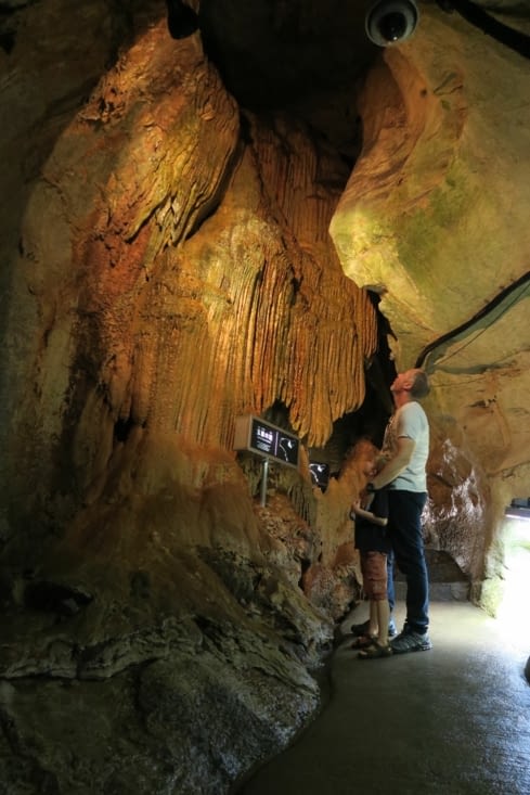 ... et débouchent sur de grandes salles.