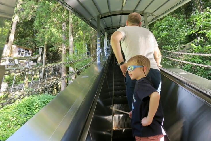 Elle est située tout en haut d’une colline escarpée,
