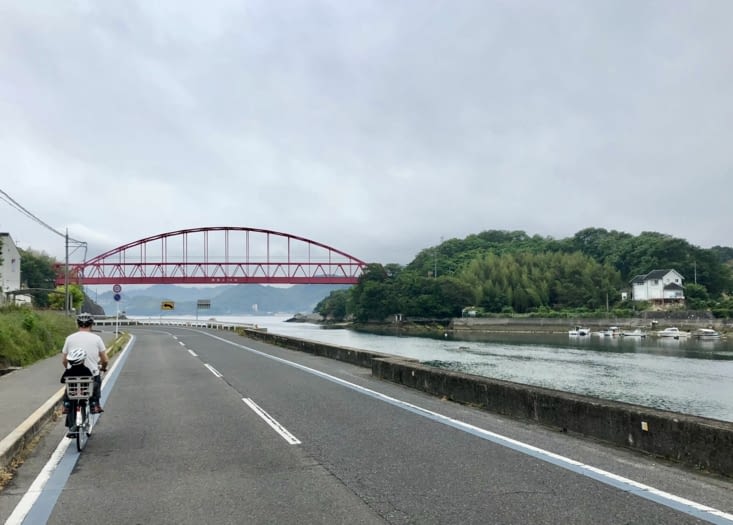 Après un petit passage en bateau, en route vers le premier pont.