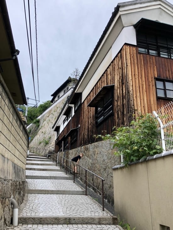 ... avec ses ruelles très pentues bordées de maisons anciennes en bois
