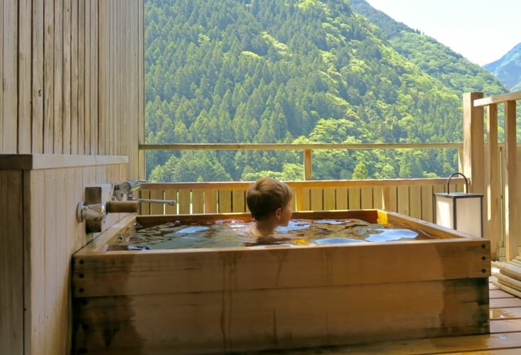 ... petit onsen privé sur le balcon, avec vue sur les montagnes !