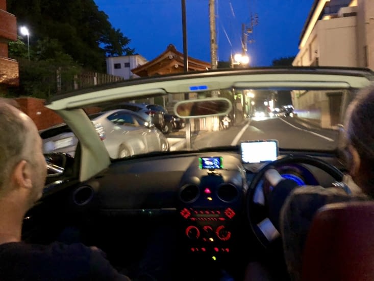 Dans la voiture de Tsatsuya, super fier de sa décapotable.