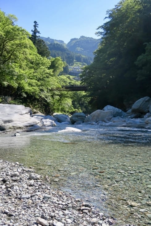 Et en contrebas, dans le lit... de la rivière Iya.