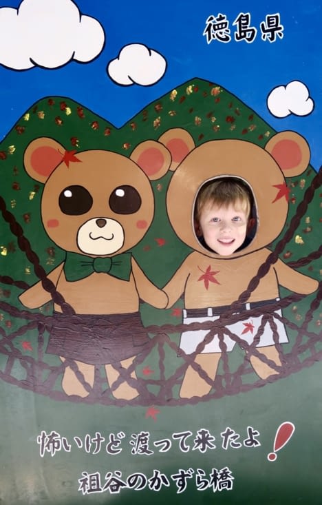 De l’autre côté du pont, l’inévitable panneau a trou !