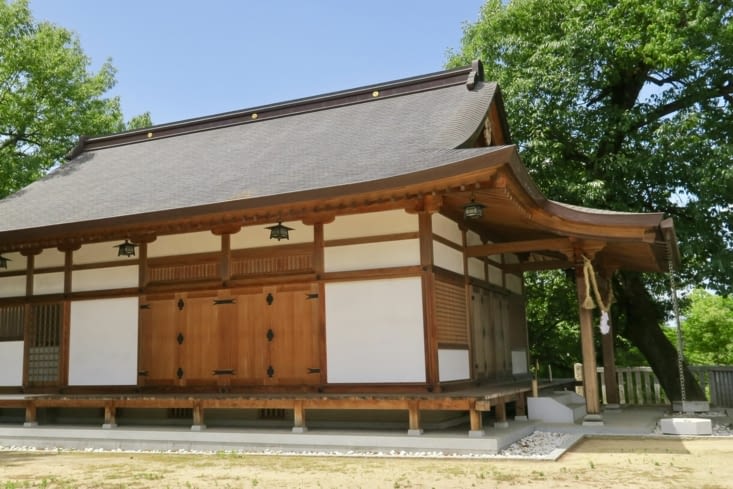 Intéressant de voir un temple récent : le bois clair n’est pas encore patiné par le temps.