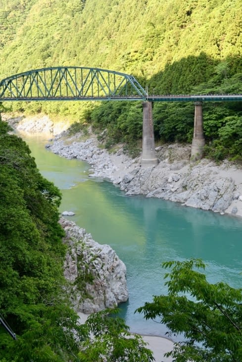 La rivière Yoshino-gawa, au fond de la vallée est d’une couleur assez incroyable :