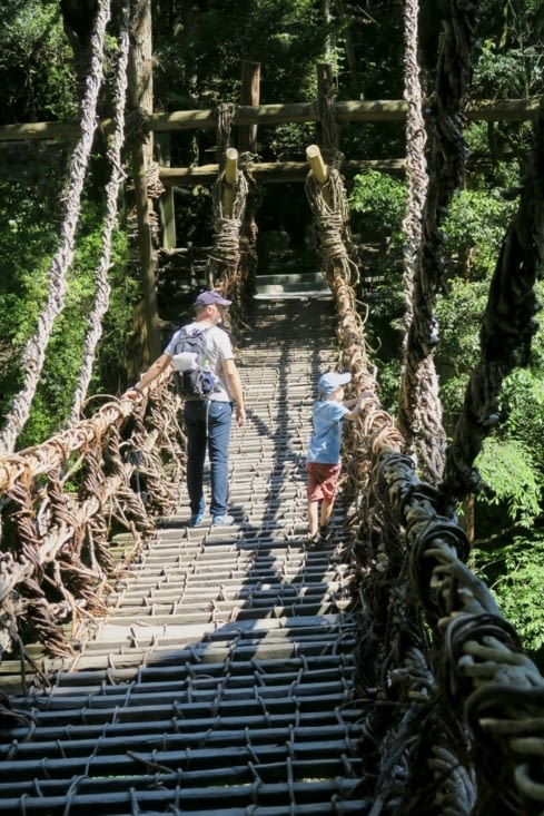 Les lattes de bois sont très espacées,