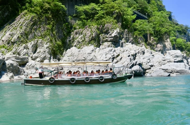 On peut faire du rafting, ou sinon une balade tranquille en bateau.