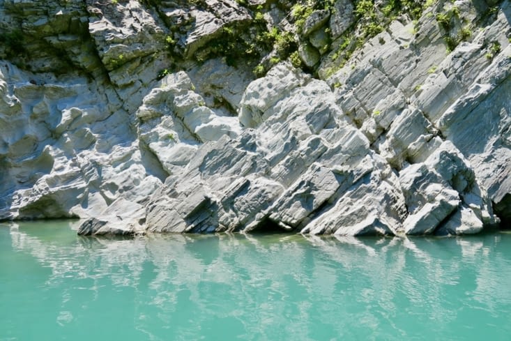 On longe des roches presque blanches.