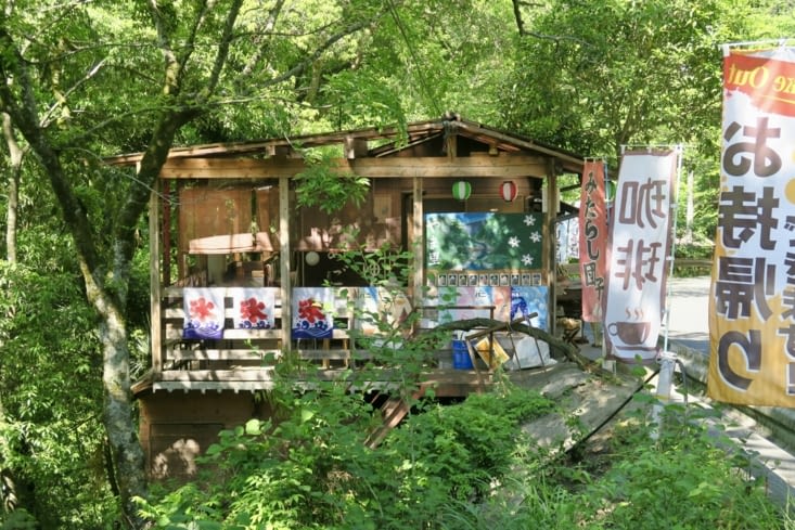Petite pause déjeuner dans une cabane perchée au-dessus de la rivière Iya.