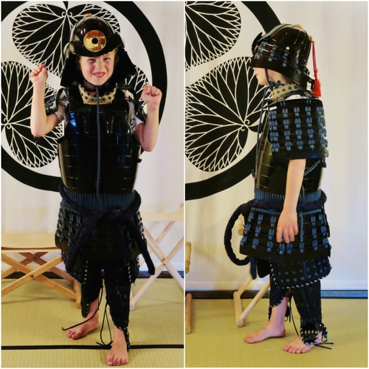 Un petit samouraï, devant les armoiries du château de Matsuyama.