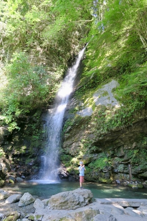 Un peu plus bas, près de la rivière, une cascade.