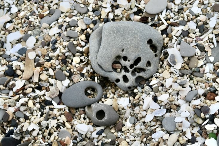 Des cailloux à troux !