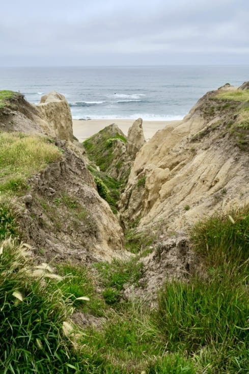 Sur les dunes et les roches de Half Moon Bay.