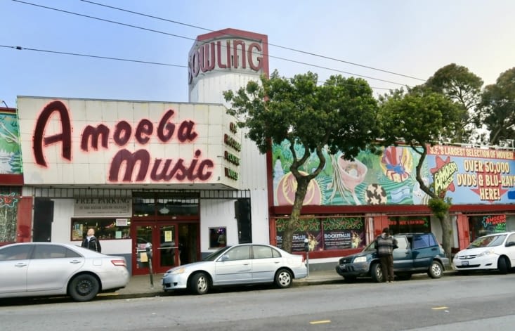 Un légendaire et immense magasin de musique d’occasion.