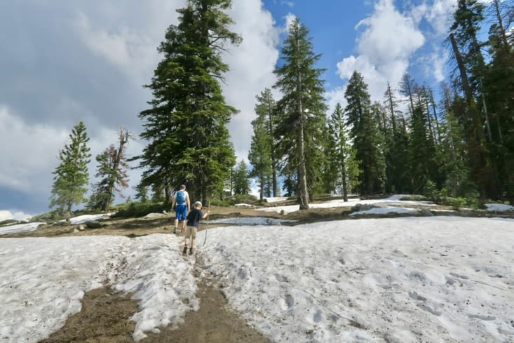 La montée se termine dans la neige.