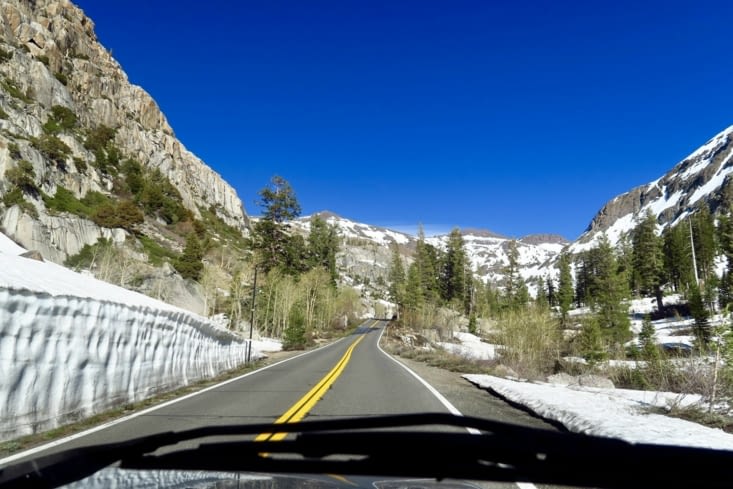 Il y a encore de la neige aussi, sur cette route.