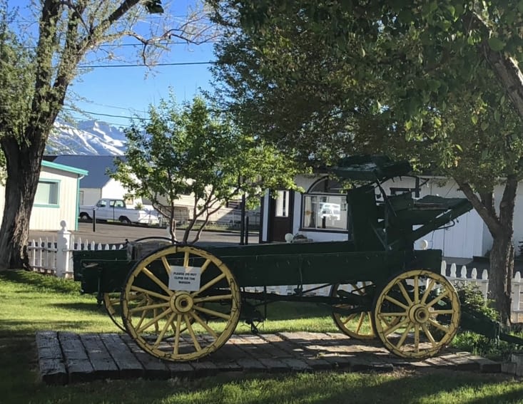 Dans le jardin, un vieux chariot.