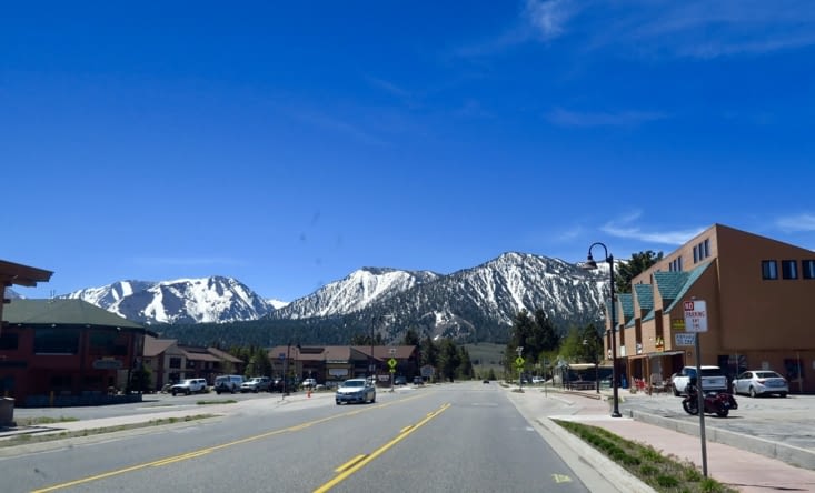 Petit aperçu du village de Mammoth Lakes, au pied de Mammoth Mountain (un ancien volcan).