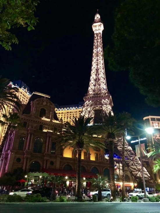 Tandis que le Paris Las Vegas Hotel se repère de loin grâce à...