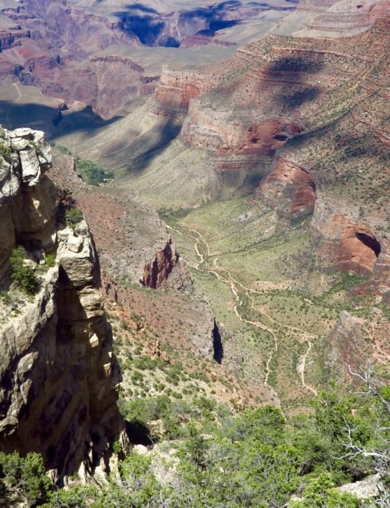 Des sentiers permettent de descendre vers le fond du canyon,