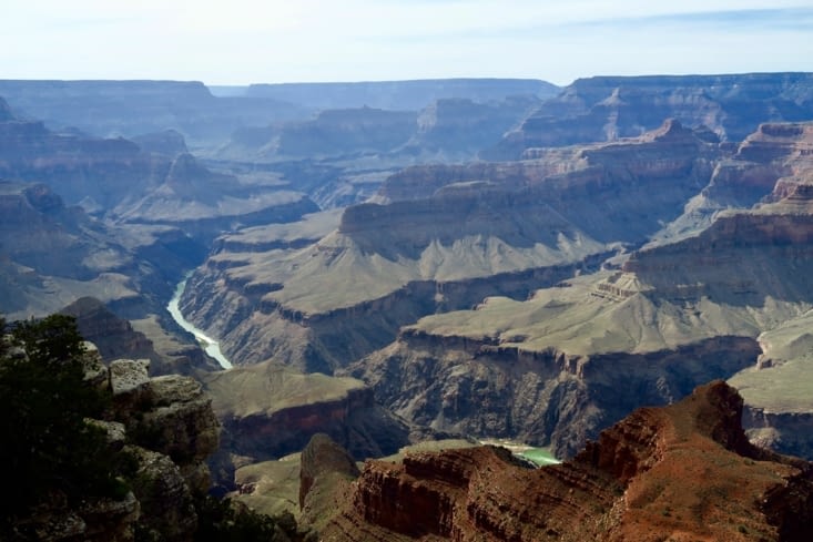 La lumière décline et les reliefs s’accentuent.