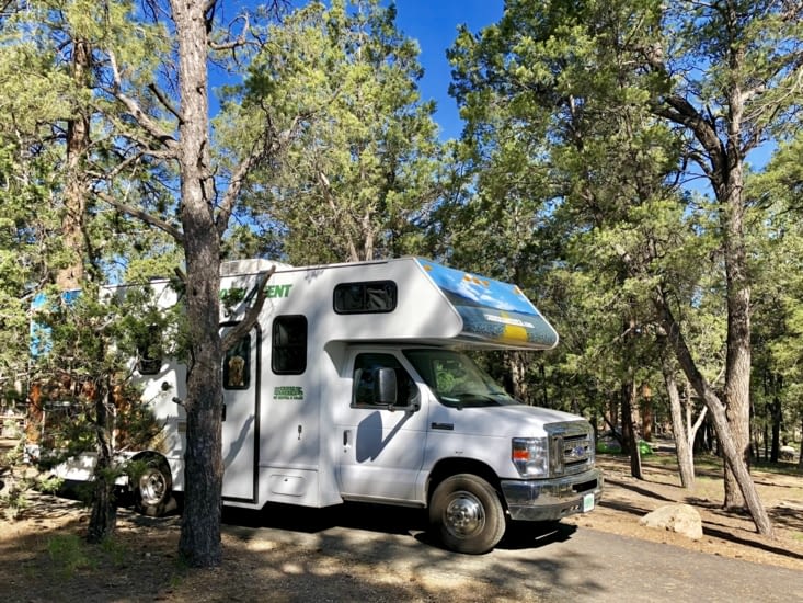 Ce soir, nous dormons à 2275 m d’altitude, entourés d’arbres.