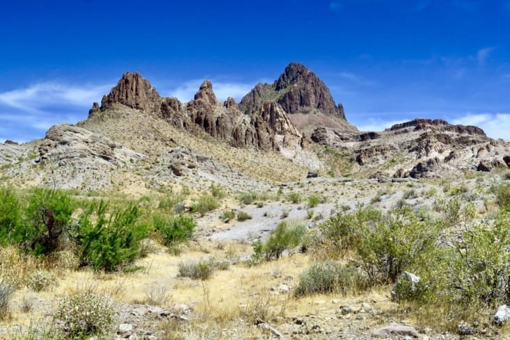 De Las Vegas au Grand Canyon, la route traverse des plateaux hérissés de roches...