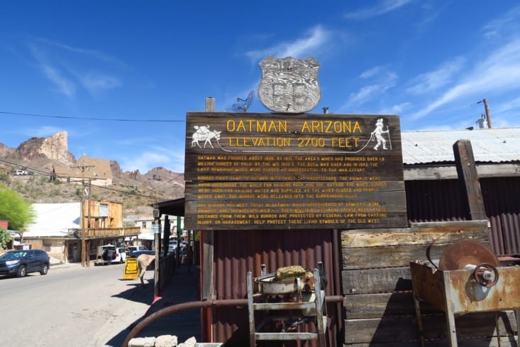 Elle nous fait passer par le village « fantôme » de Oatman.