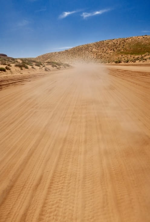 ... sur une piste de sable orange.