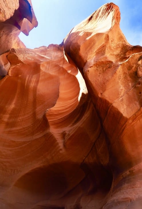La lumière est filtrée par l’ouverture découpée dans la roche ocre...
