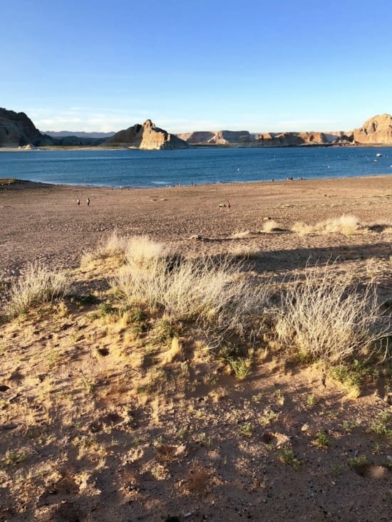 Quelques personnes profitent des derniers rayons de soleil.