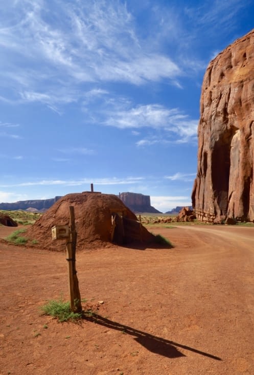 Voici un hogan en taille réelle, à gauche.