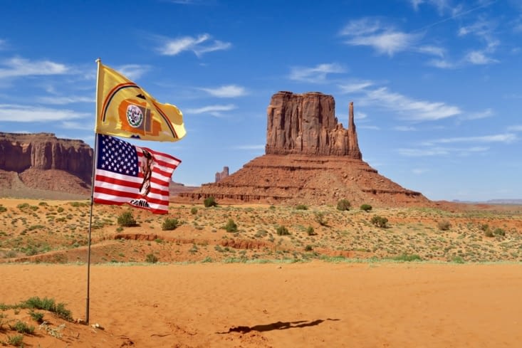 Au-dessus du drapeau des USA, celui de la nation Navajo.