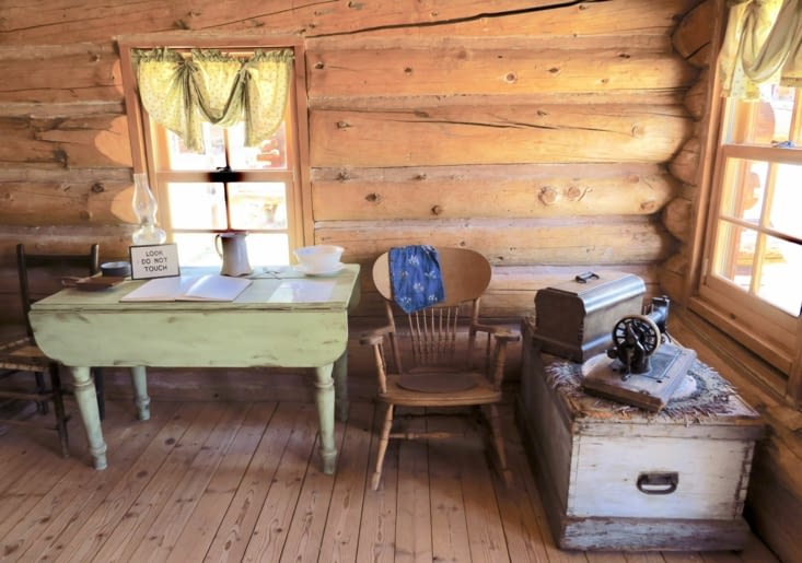 Un intérieur de cabane reconstitué par les descendants de cette famille.