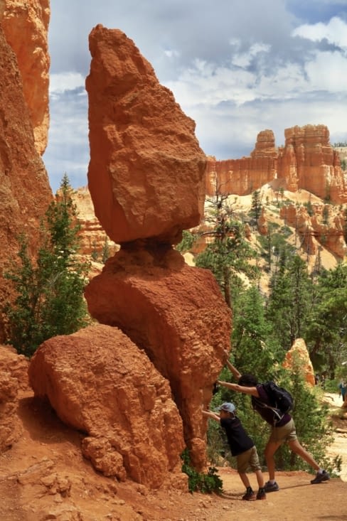 On dirait Ubu, un peu méprisant de nos efforts pour le déséquilibrer ?