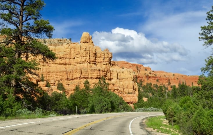 A l’approche de la région de Bryce Canyon, les roches orangées font leur retour.