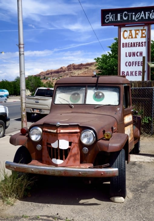 Sur un parking, on rencontre Martin, échappé du film Cars.