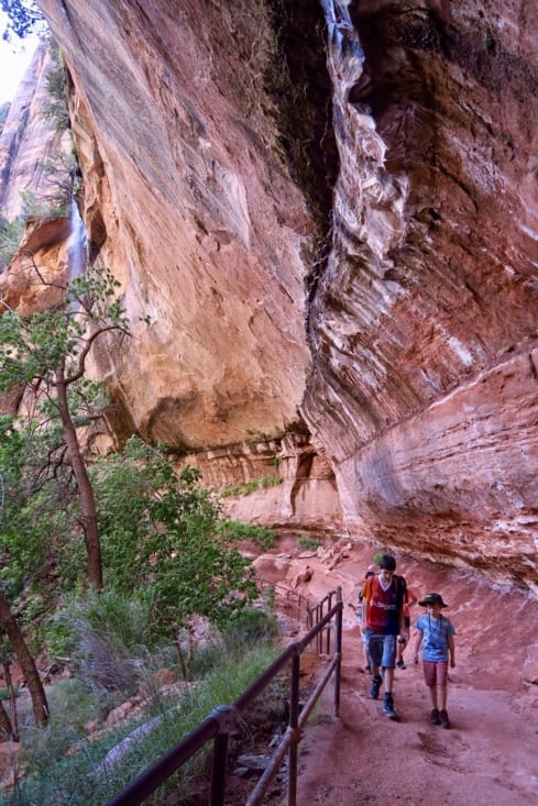 Maël en grande discussion avec Sacha, 11 ans,