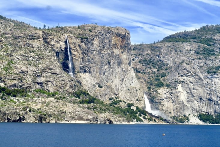 Vue sur le lac. Au loin, les deux cascades, but de notre rando.